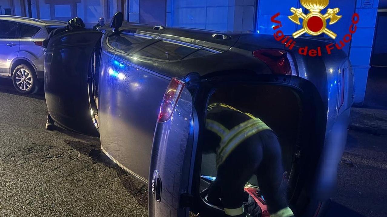 Sassari, auto si ribalta in via Grazia Deledda: ferito il conducente