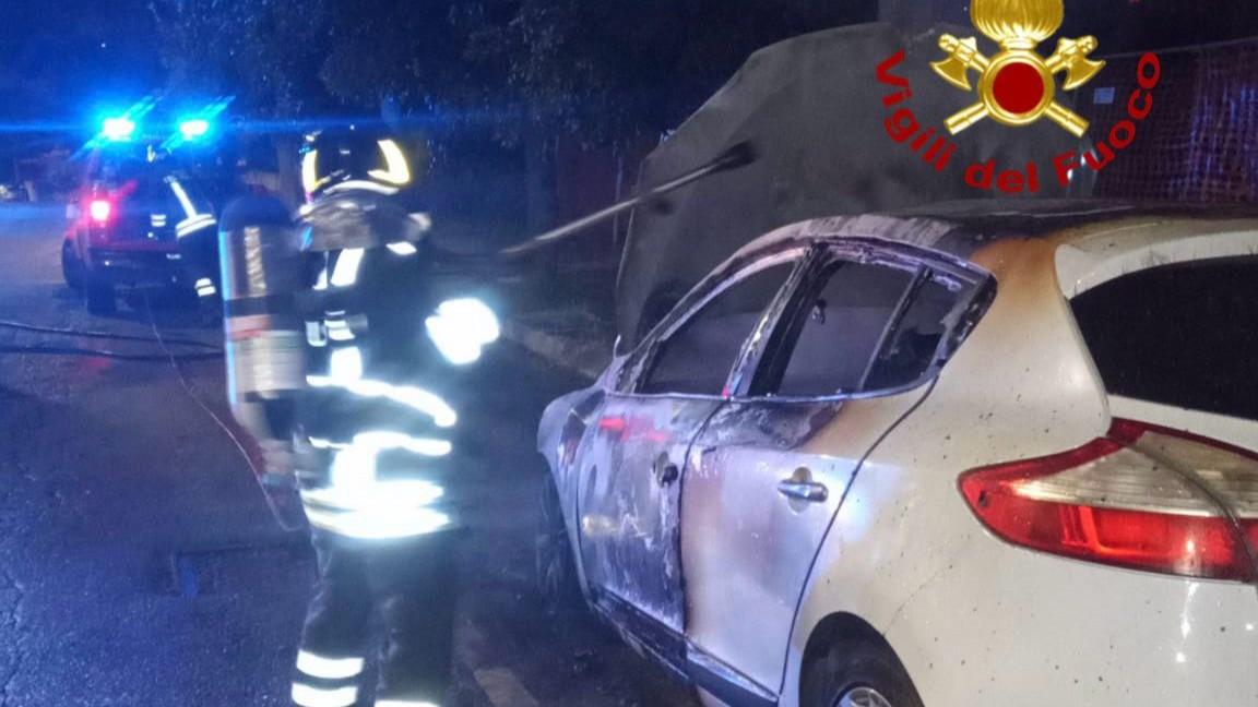 Nuoro, auto in fiamme: indaga la polizia