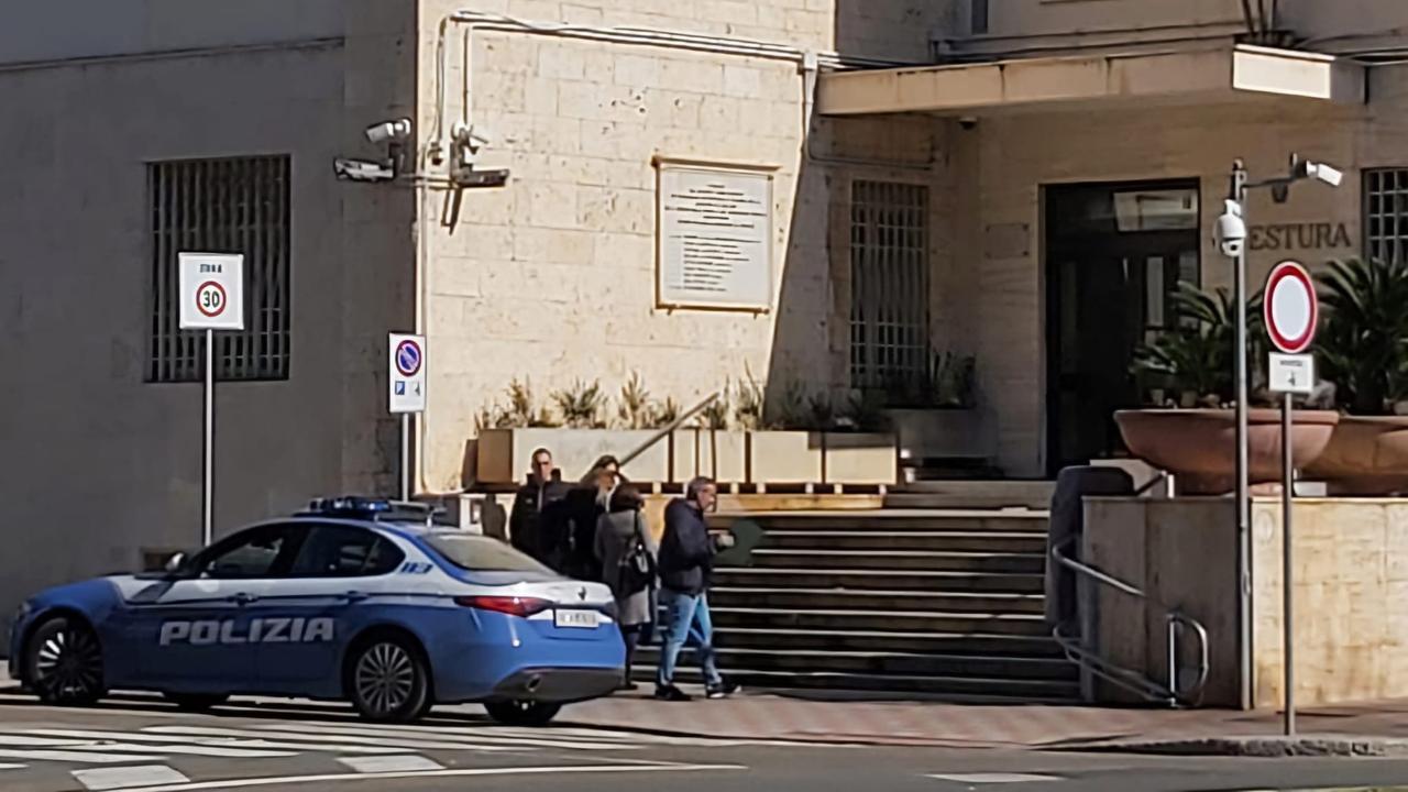 Esce dalla tabaccheria, la strattonano e le strappano il borsellino di mano