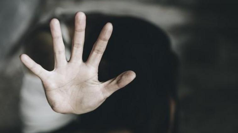 Prato, la denuncia di una giovane: «Hanno abusato di me in macchina»
