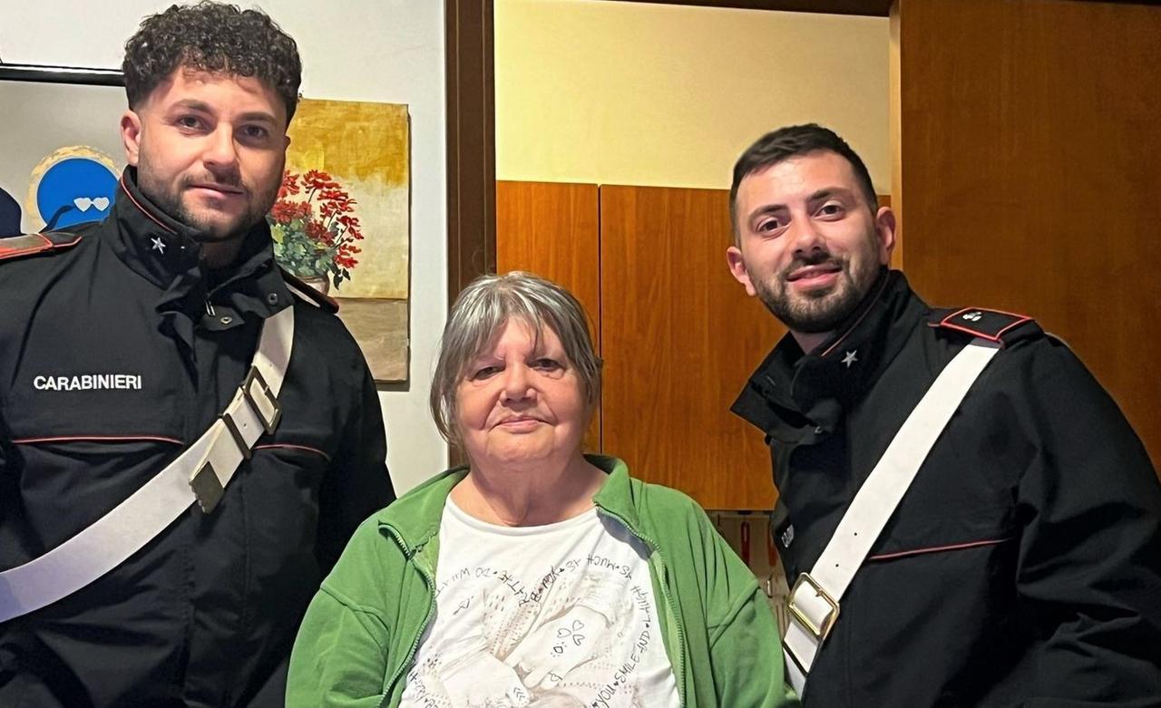 Compie 81 anni ma è sola, i carabinieri le portano la torta