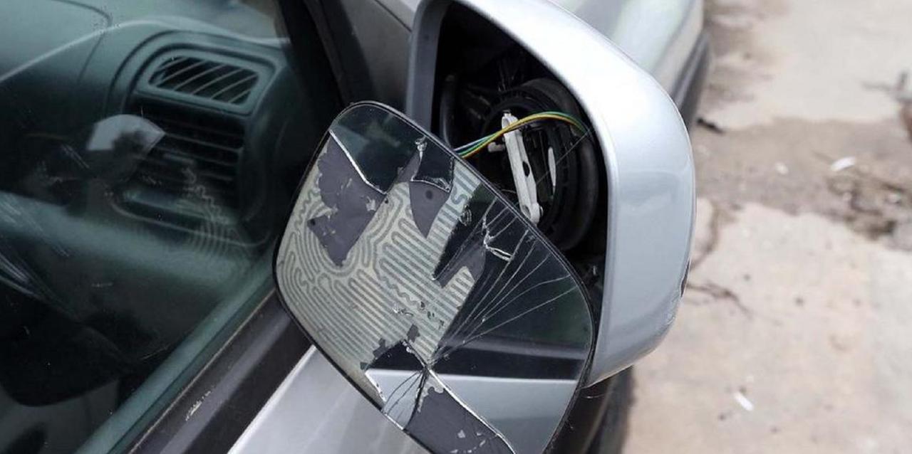 Uno specchietto di un'auto rotto (foto d'archivio)