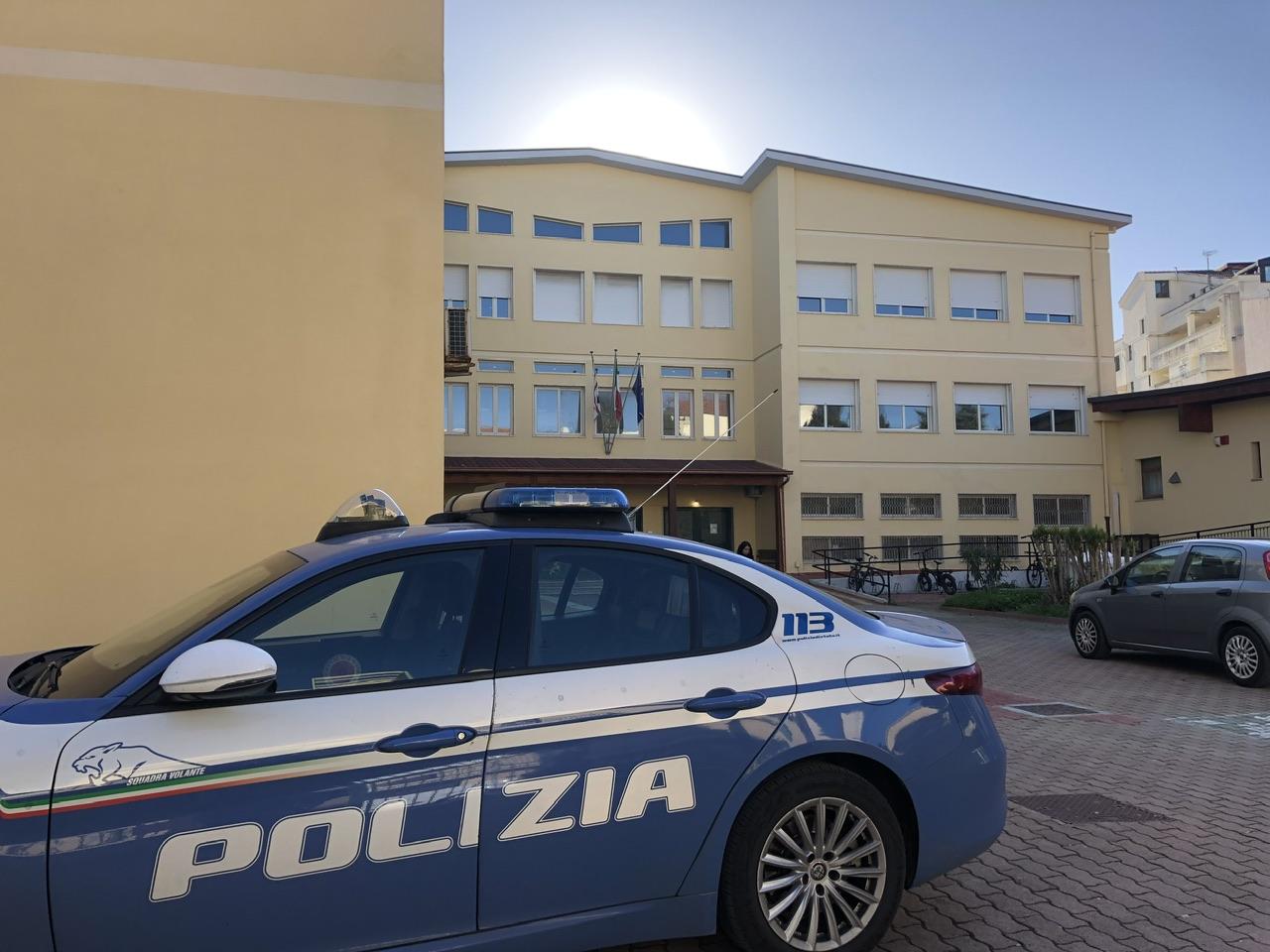 Cercano di rubare all’interno di un’auto in sosta, uomo e donna arrestati