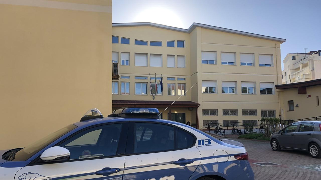 Cercano di rubare all’interno di un’auto in sosta, uomo e donna arrestati