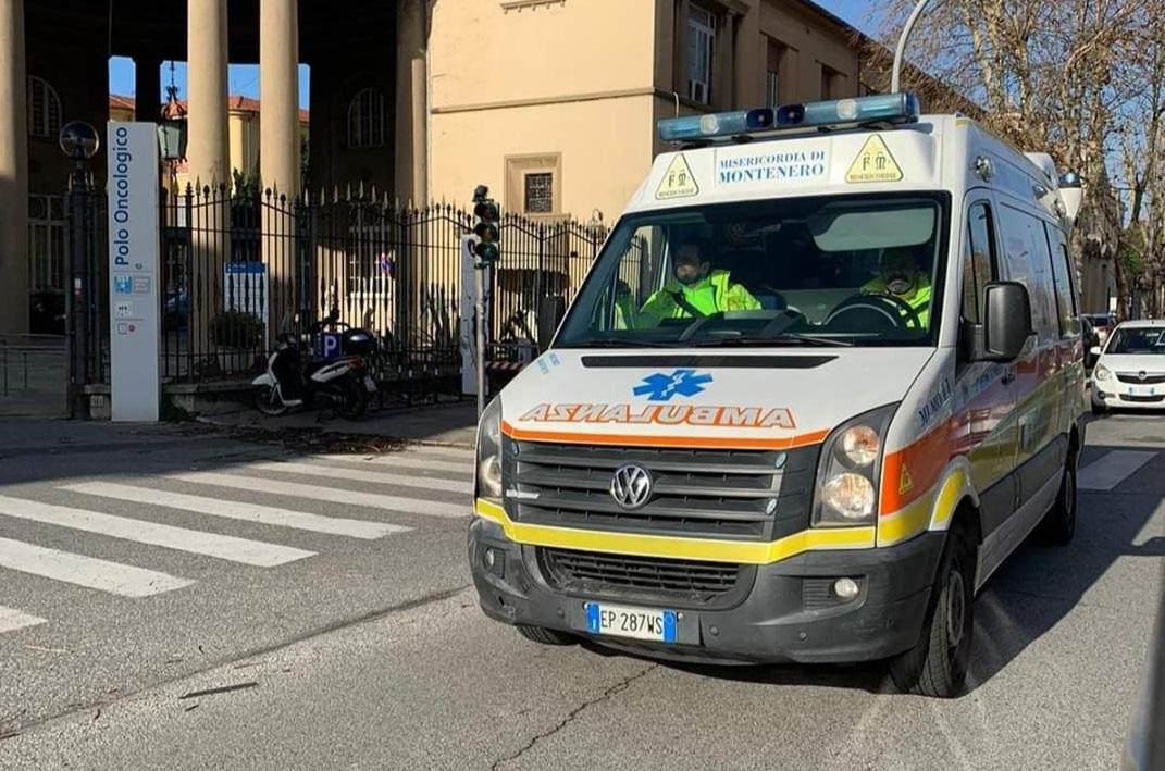 
	Un'ambulanza della Misericordia di Montenero all'ingresso dell'ospedale (foto d'archivio)


