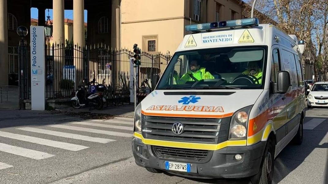 Un'ambulanza della Misericordia di Montenero all'ingresso dell'ospedale (foto d'archivio)