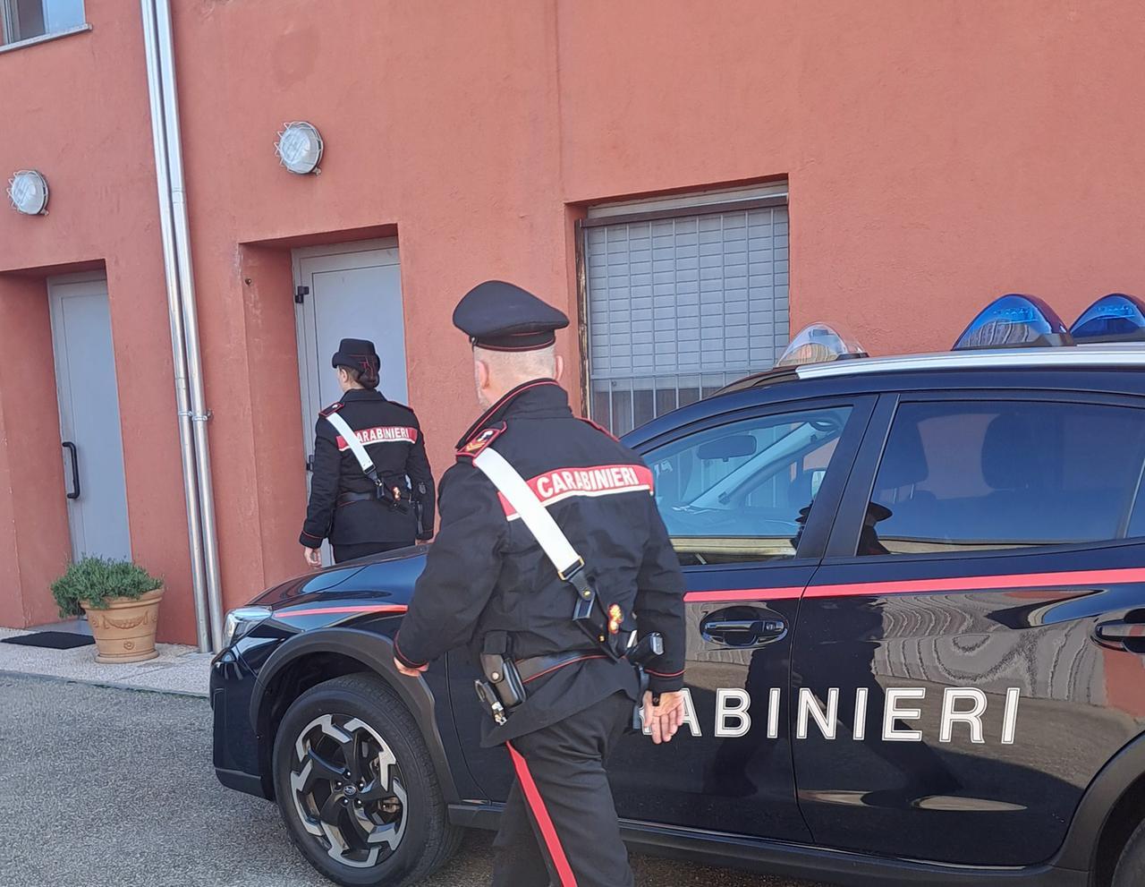 Viola il divieto di avvicinamento, insegue l’ex con l’auto e la tampona: arrestato