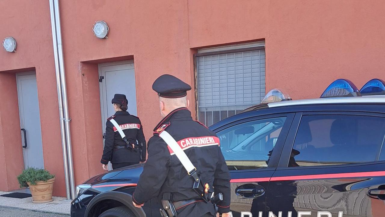 Viola il divieto di avvicinamento, insegue l’ex con l’auto e la tampona: arrestato