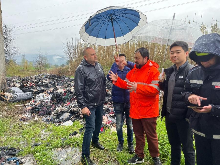 
	Il sindaco Edoardo Prestanti davanti alla discarica abusiva a Capezzana


