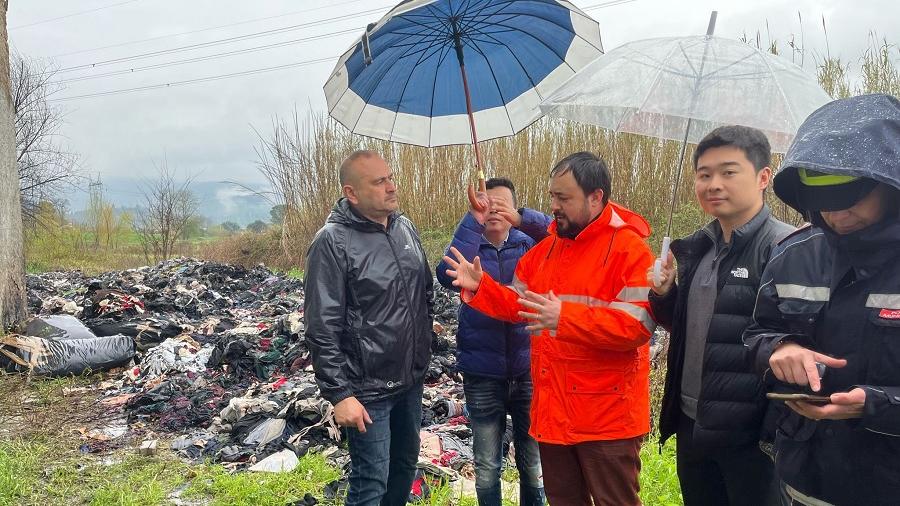 Il sindaco Edoardo Prestanti davanti alla discarica abusiva a Capezzana