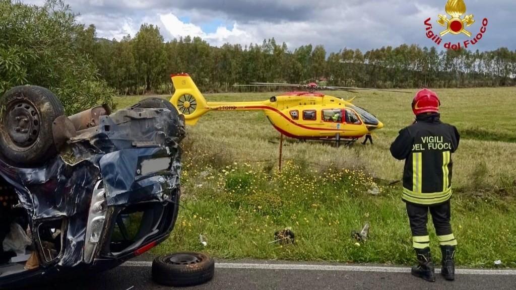 Perde il controllo dell’auto che si ribalta, gravissima una 35enne