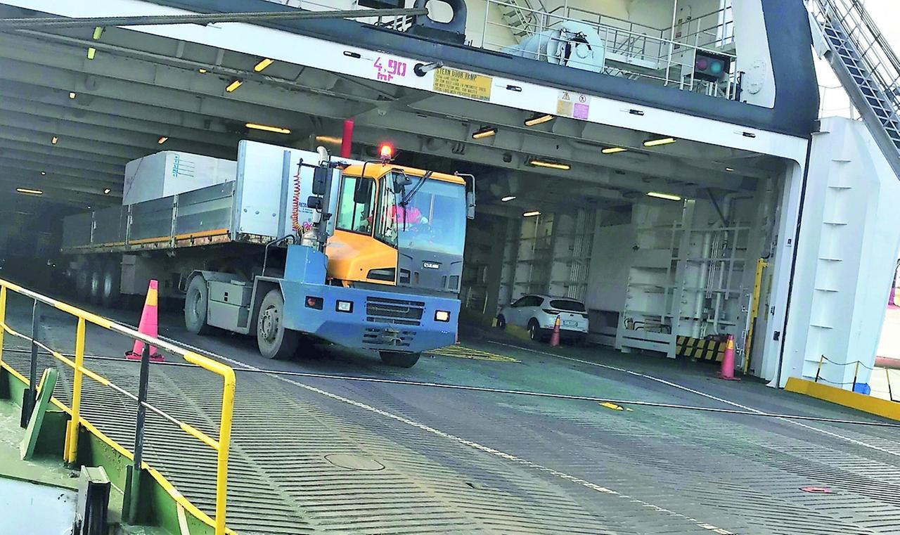 
	Operazioni di carico e scarico su una nave su una banchina in concessione a Ltm (foto d&rsquo;archivio)

