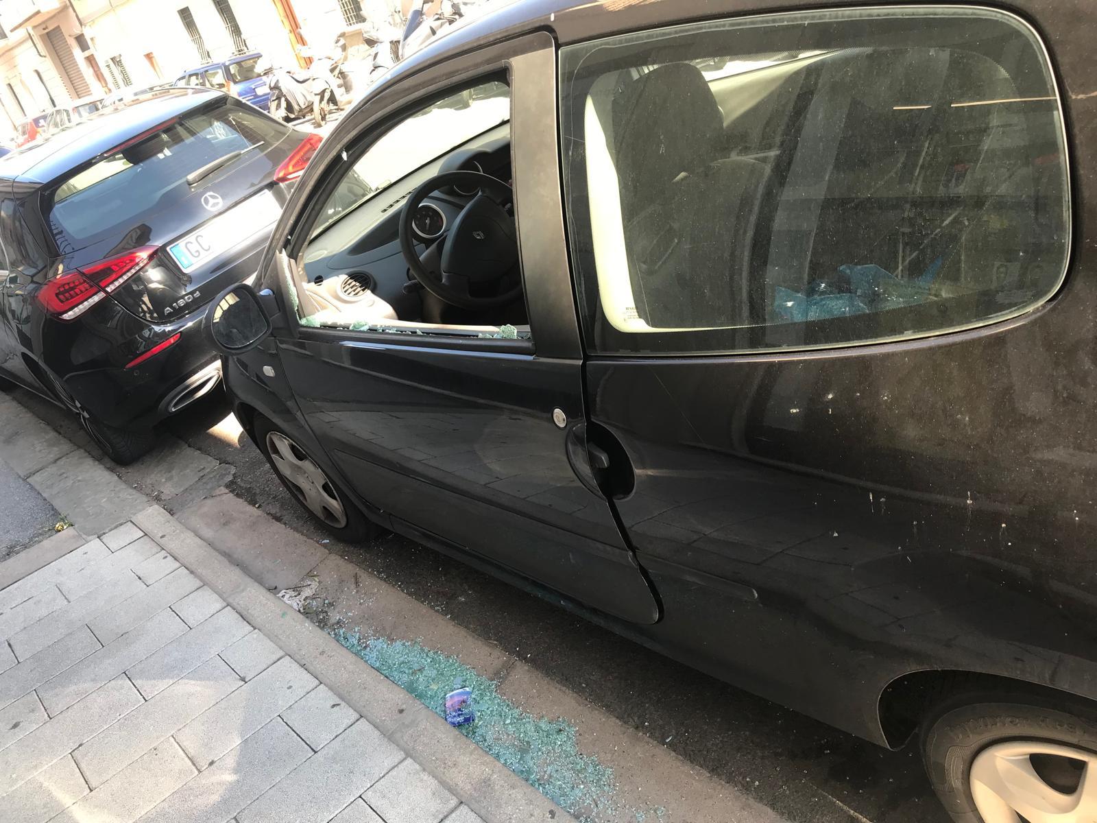 Un'auto con un finestrino rotto per rubare (foto d'archivio)