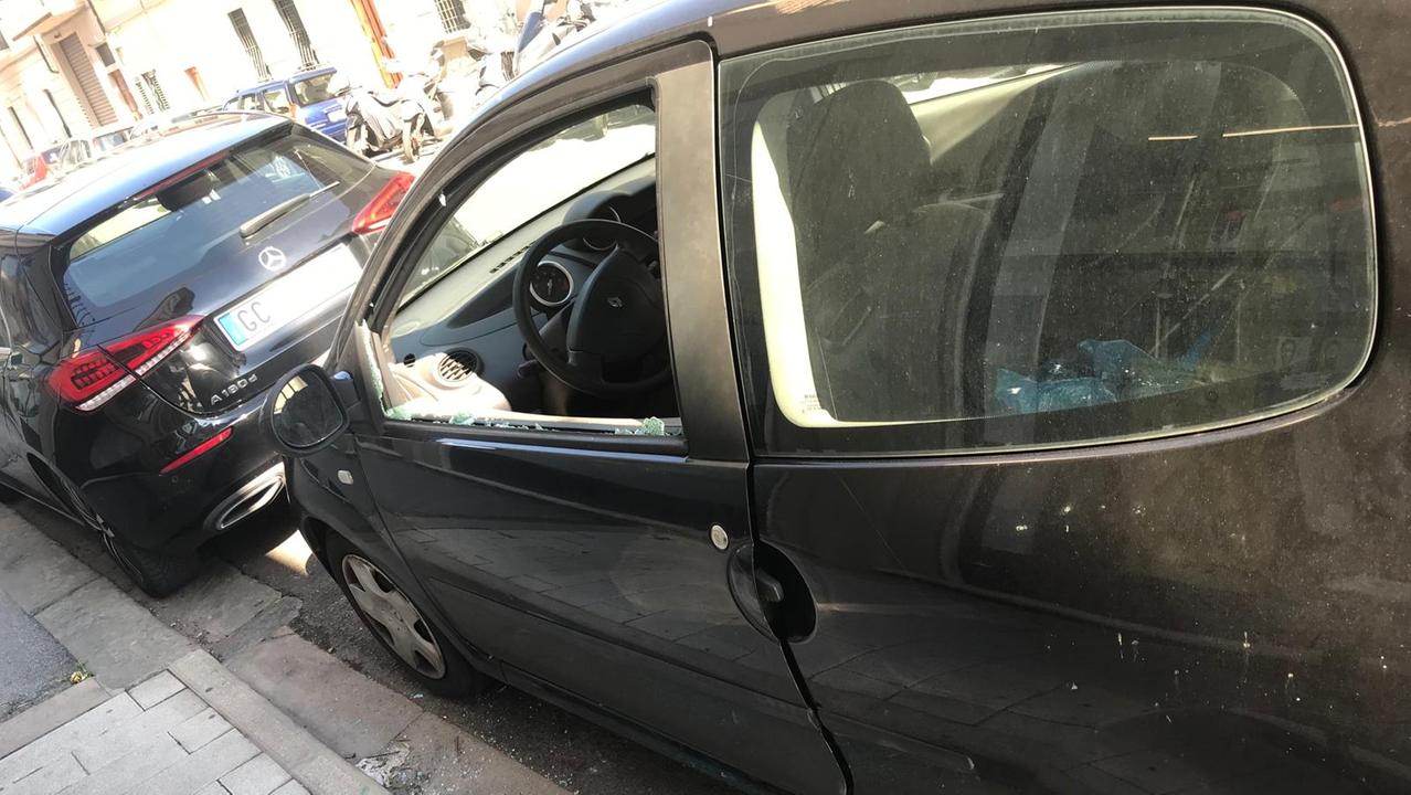 Un'auto con un finestrino rotto per rubare (foto d'archivio)
