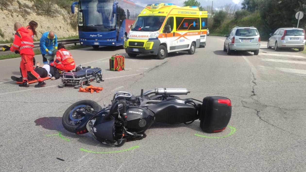 Sassari, perde il controllo della moto e cade: ferito un 64enne