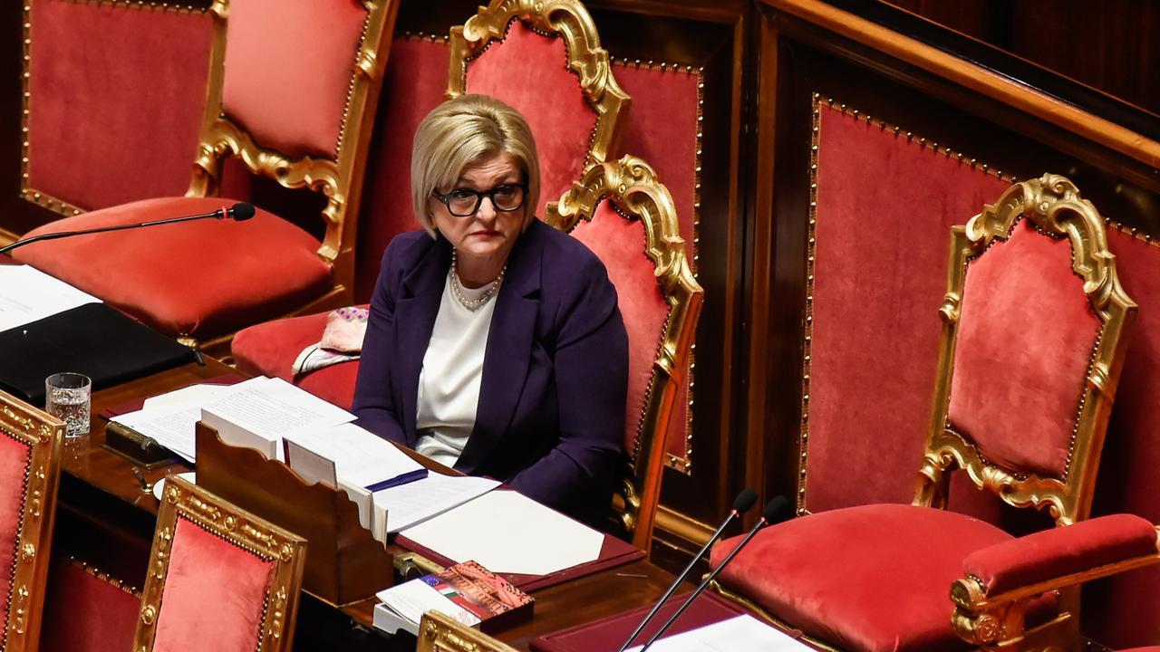 Giallo sulla laurea, la ministra Calderone: «Contro di me dossieraggio»
