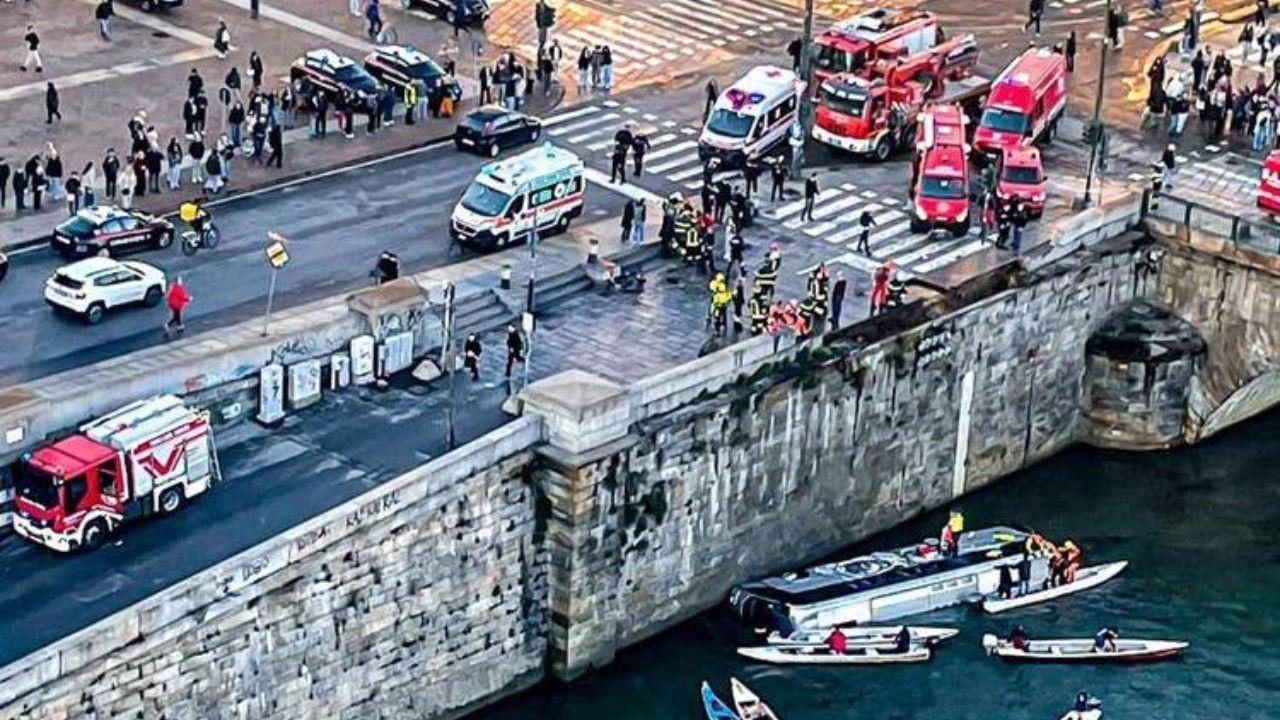 
	Il bus turistico precipitato nel Po (foto vigili del fuoco)

