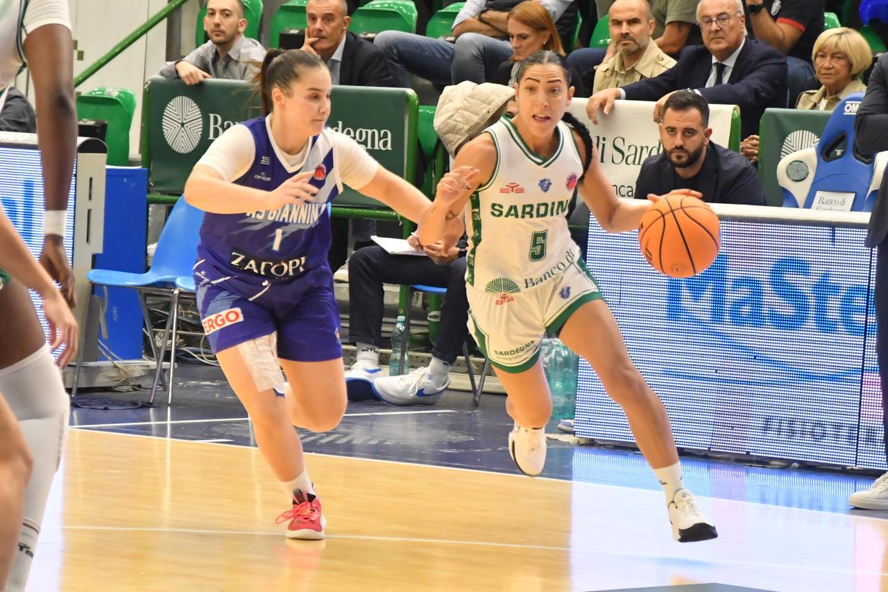 
	La capitana <strong>Debora Carangelo</strong>

