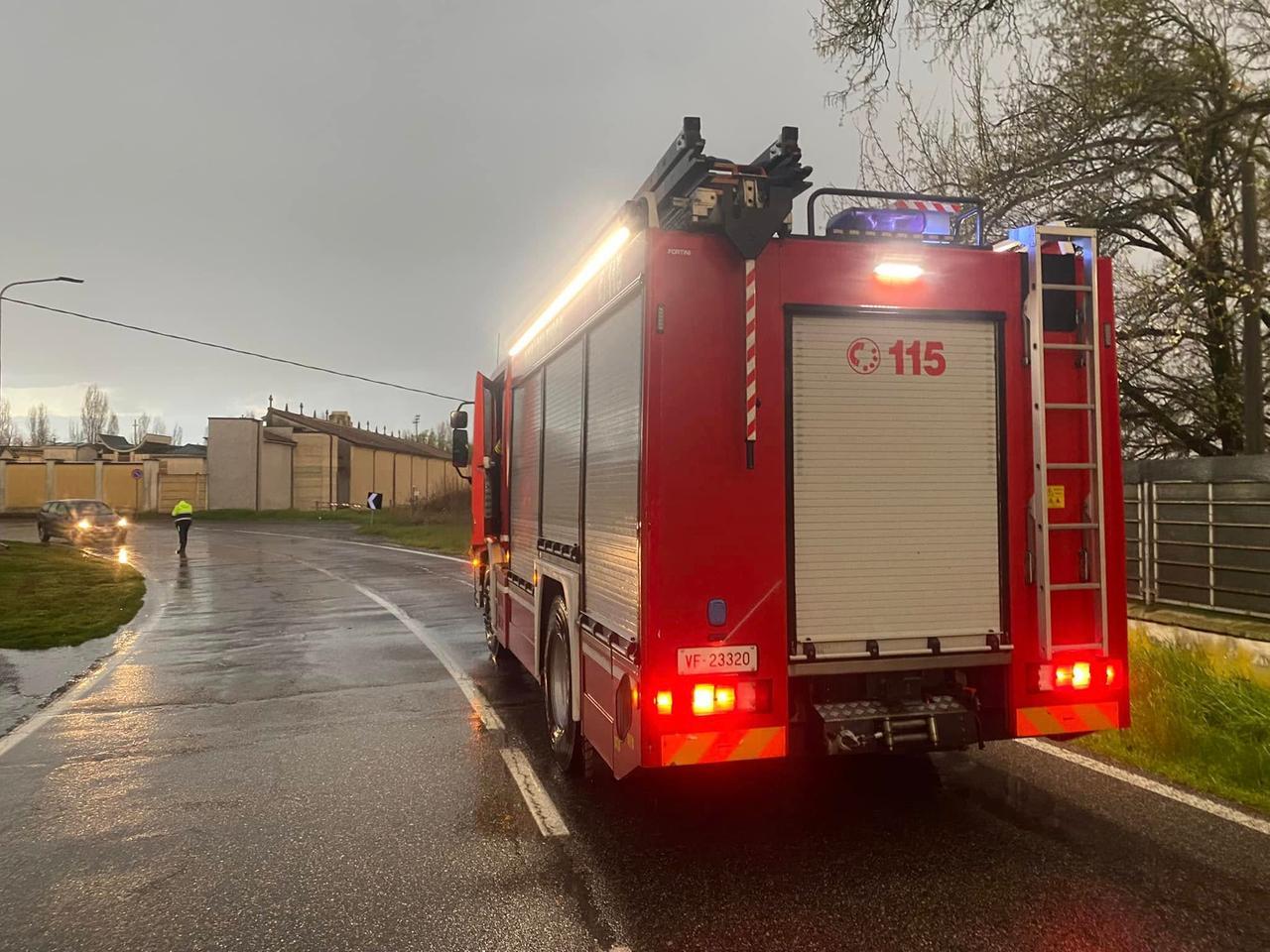 Maltempo, cede un cavo dell’elettricità: strada chiusa a Brescello