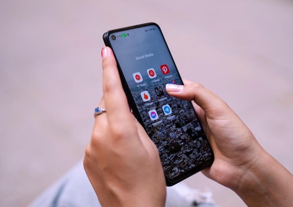 Ferrara, dall’amicizia in chat alla violenza: 29enne a processo