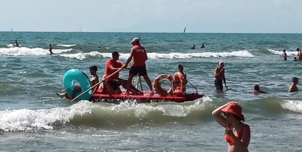 Bagnini obbligatori in spiaggia dal 1º maggio, la svolta e i timori: «Rischiamo di non trovarne, molti sono studenti»
