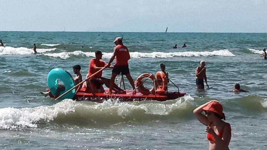 Bagnini obbligatori in spiaggia dal 1º maggio, la svolta e i timori: «Rischiamo di non trovarne, molti sono studenti»