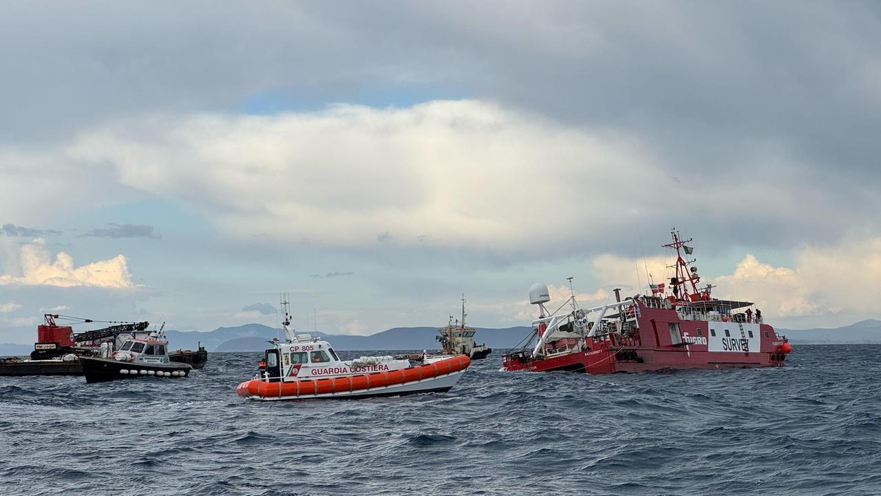 Un momento del disincaglio della nave