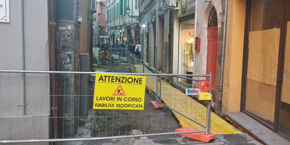 Pisa, via Rigattieri: aperto il cantiere per riparare il lastricato in pietra<br>

