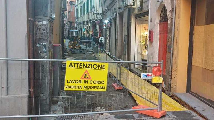 Pisa, via Rigattieri: aperto il cantiere per riparare il lastricato in pietra<br>