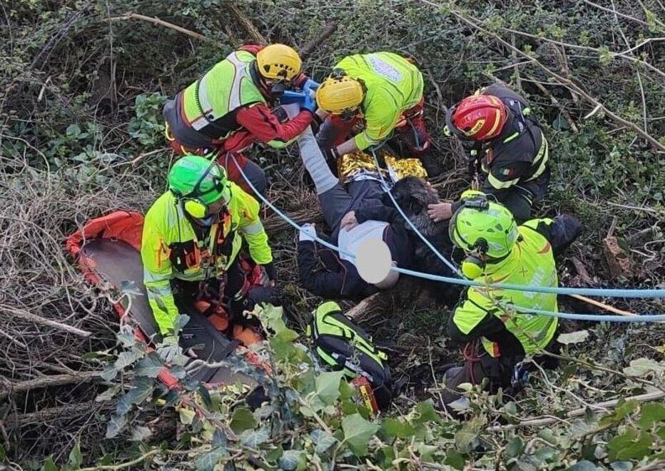 Cade nel dirupo per salvare il cane: 38enne recuperato con il verricello