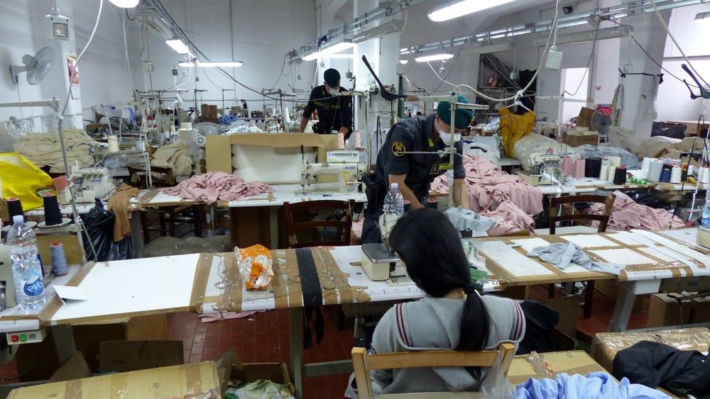 Prato, arrestati tre confezionisti cinesi per lo sfruttamento della manodopera clandestina