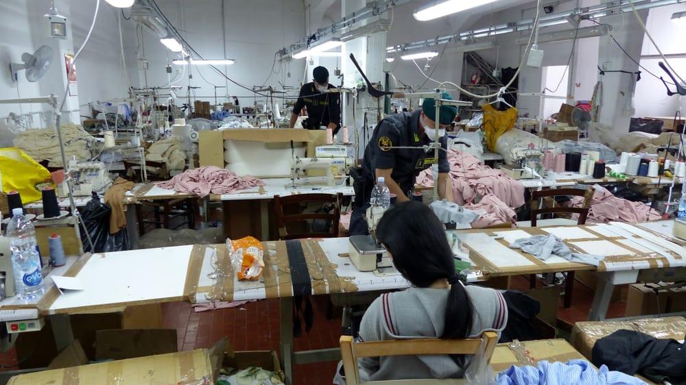 Prato, arrestati tre confezionisti cinesi per lo sfruttamento della manodopera clandestina