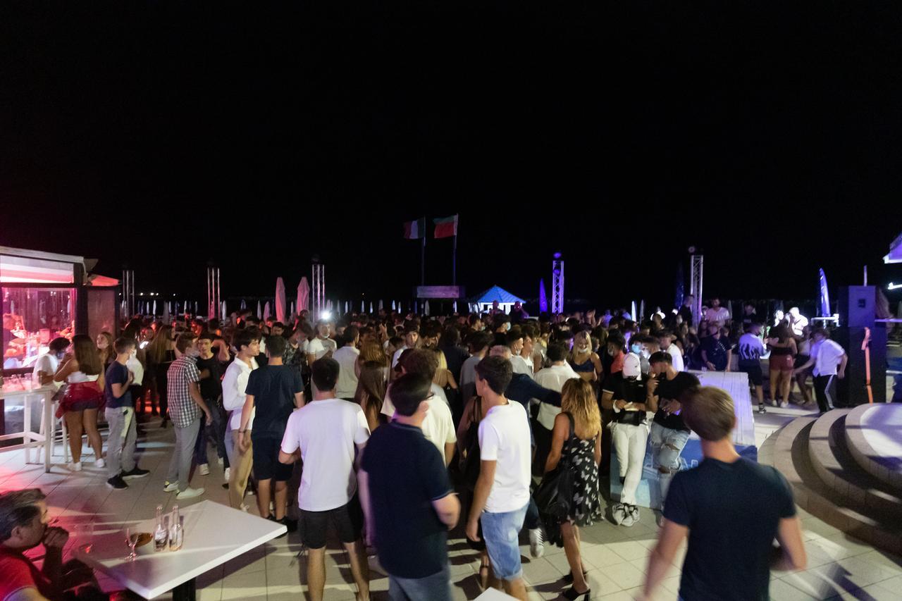 Lidi, movida estiva a rischio: ottanta stabilimenti sulle spine