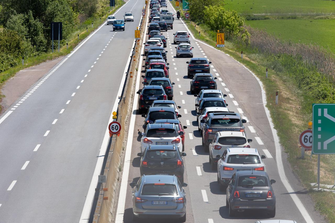 Automobile troppo lenta, padre e figlio a processo per aver picchiato il conducente
