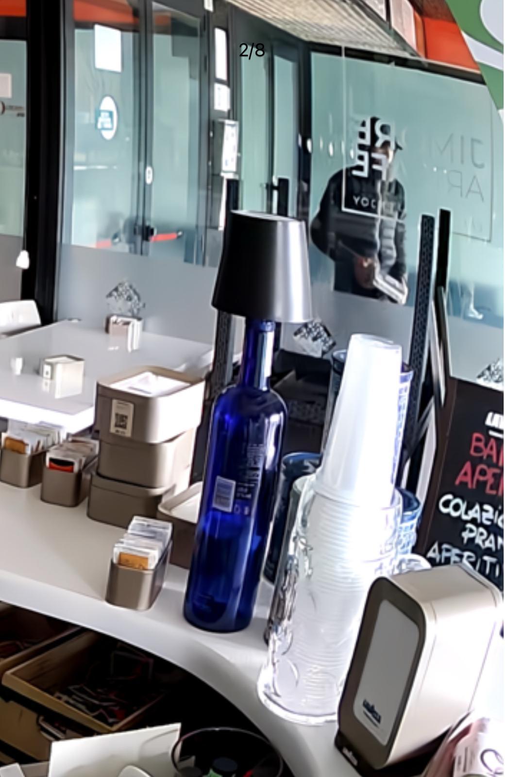 Con bastone e sasso tenta l’assalto al bar. Il titolare: «Costretti a dormire nel locale per difenderci»