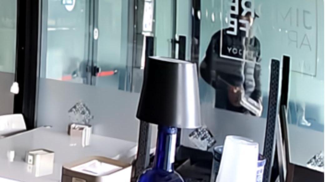 Con bastone e sasso tenta l’assalto al bar. Il titolare: «Costretti a dormire nel locale per difenderci»