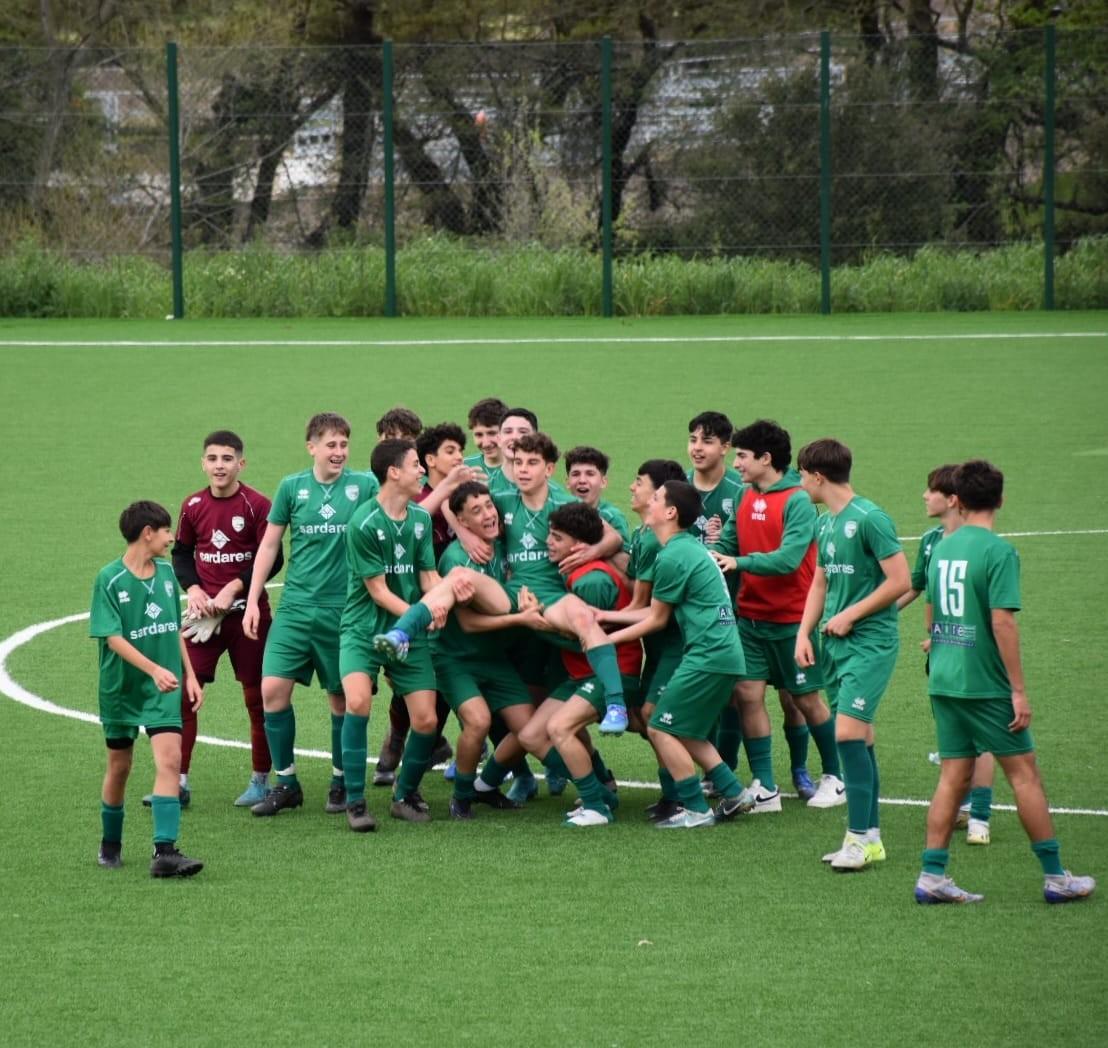 La squadra dei giovanissimi dell'Arzachena Calcio