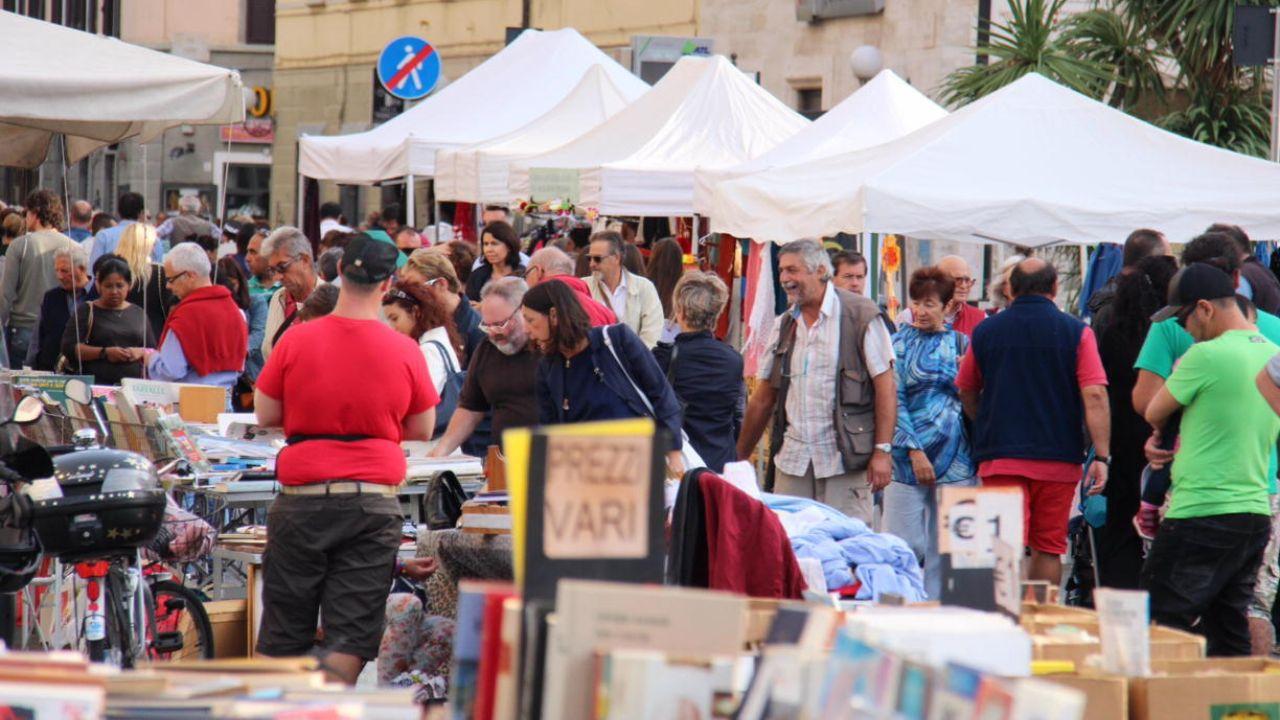 Un mercatino dell'antiquariato a Livorno (Foto archivio Marzi 2014)
