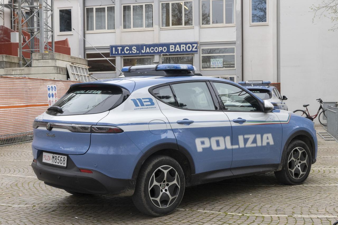 
	La polizia davanti al Barozzi

