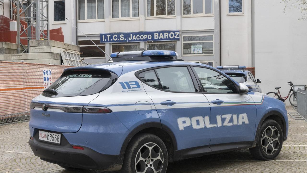 La polizia davanti al Barozzi