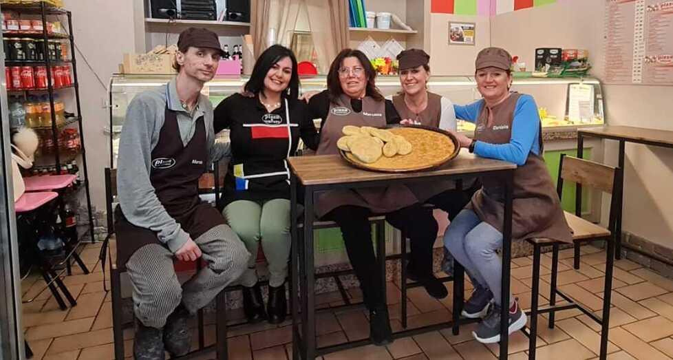
	Marusca Zanobini con lo staff all&rsquo;interno del proprio locale

