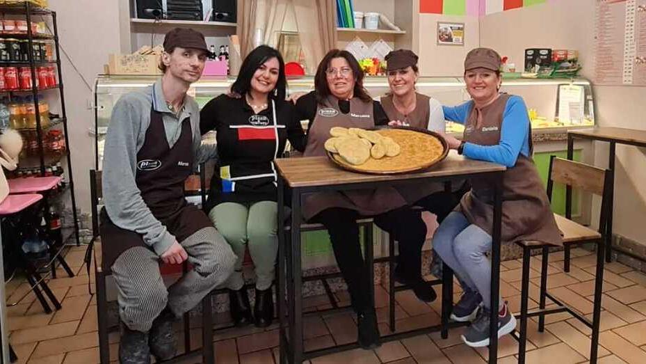 Marusca Zanobini con lo staff all’interno del proprio locale