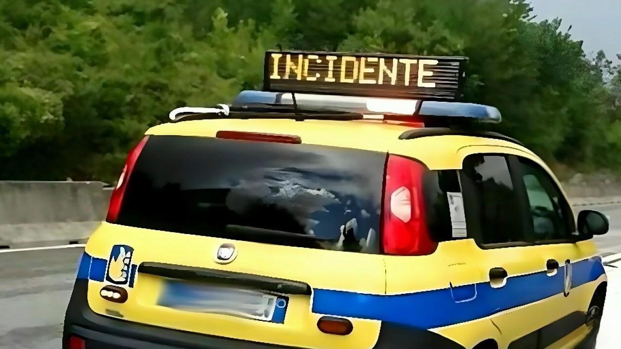 Scontro tra due auto: strada chiusa e traffico bloccato