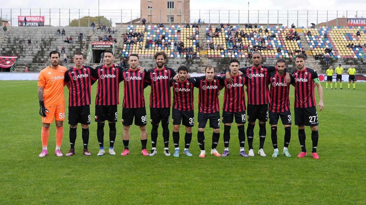 La squadra rossonera (foto Nucci)
