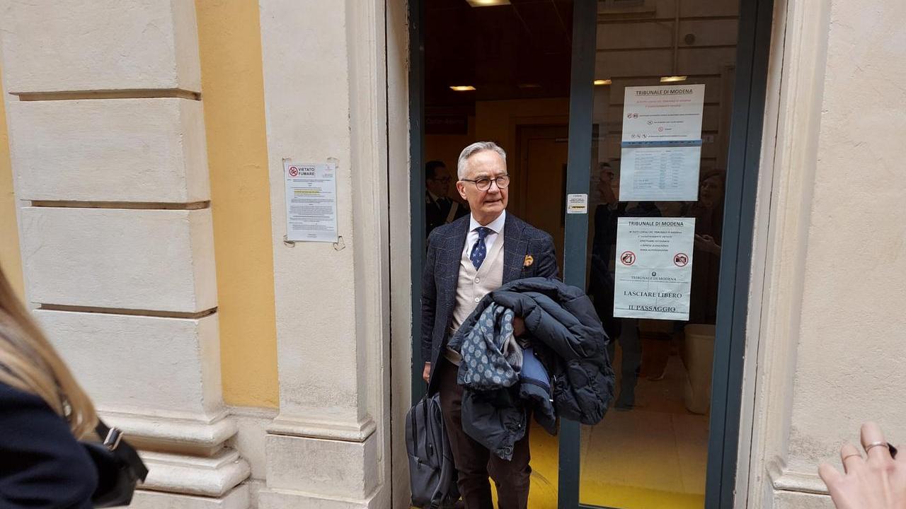 Il generale Garofano all'uscita dal tribunale di Modena