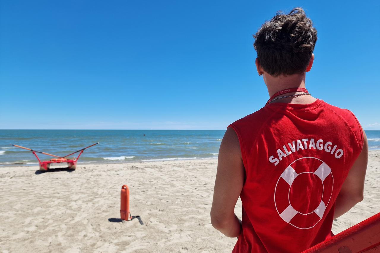 Bagnini in spiaggia dal primo maggio, i balneari: «Ok, ma dall’anno prossimo e i costi si dividono»