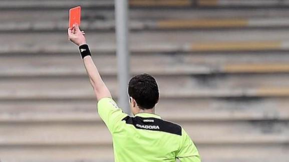 Insulta e strattona l’arbitro, squalificato per due anni