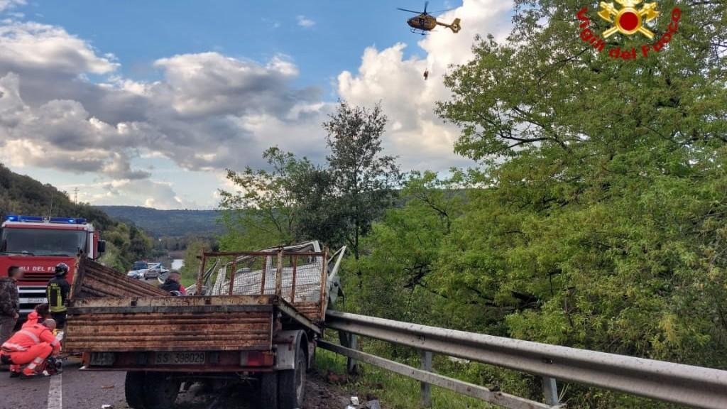 Furgone carico di legna va a sbattere sul costone, feriti due ragazzi