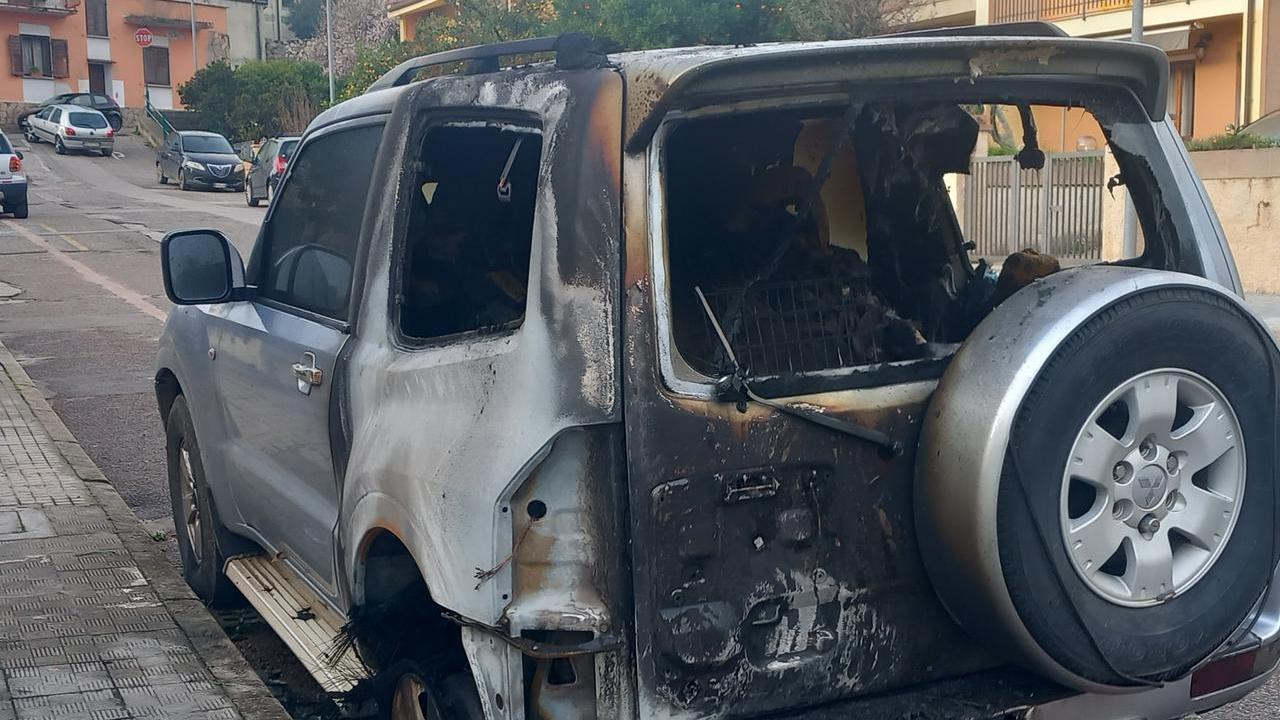 Una delle auto incendiate a Siniscola negli ultimi mesi