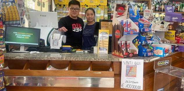 Il figlio del titolare del bar con la moglie